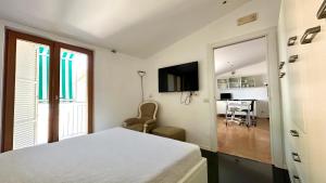 TV a/nebo společenská místnost v ubytování Bilocale in piazza a Numana - CASA DEL SOLE SX