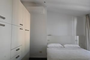 Postel nebo postele na pokoji v ubytování Bilocale in piazza a Numana - CASA DEL SOLE SX