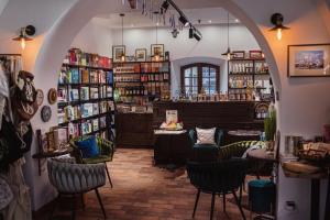 an archway in a bookstore with chairs and books at Dawna Synagoga Beitenu in Kazimierz Dolny
