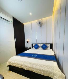 Postel nebo postele na pokoji v ubytování Phuc Hotel