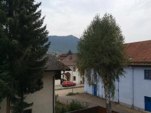 Nespecifikovaný výhled na hory nebo výhled na hory při pohledu z penzionu