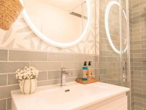 a bathroom with a white sink and a mirror at Apartamentos Vilagarcia de Arousa 3000 in Vilagarcia de Arousa +33 photos