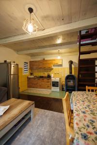 a room with a kitchen and a dining room at Studio apartman Farah in Bihać
