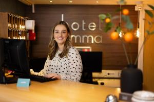 una donna seduta a una scrivania con un computer di Hotel Emma a Rotterdam