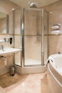 un bagno con doccia e lavandino di Hotel Emma a Rotterdam