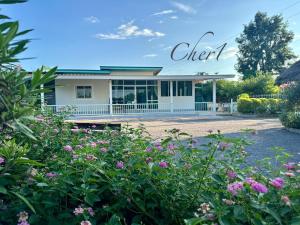 Ban Nong Sawangหลัง 1 เฌอเฌอ การ์เด้น เฮาส์ ที่พักคำชะโนด的带有客户标志的建筑物