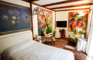 a bedroom with a bed and a living room at Casa Luminosa in Bocacangrejo