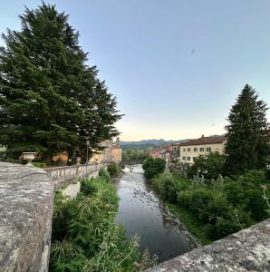 a bridge over a river in a town at La casa nel borgo in Terrarossa