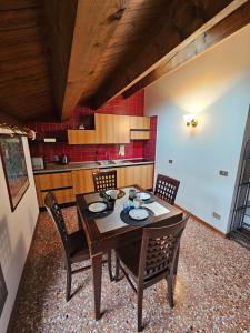 Кухня или мини-кухня в Loft Novalis vicino Venezia
 +13 фотографий