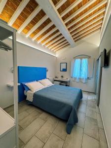 una camera da letto con un letto blu in una stanza di B&B Piccola Stella a Pisa