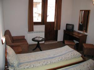 TV a/nebo společenská místnost v ubytování Durchova Kashta Family Hotel