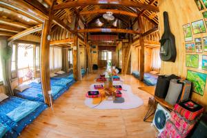 a room with many beds and a table in it at Clubhouse Mebayluon Paragliding--Homestay, Bay dù lượn, Bể bơi, Sân cỏ, Cắm trại in Pu Chu Chay +54 photos