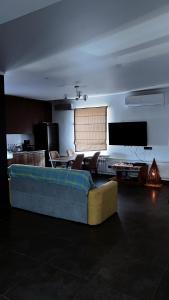 TV a/nebo společenská místnost v ubytování Travel Point hotel