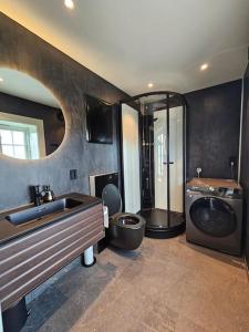 Ένα μπάνιο στο Stort hus med 2 leiligheter til leie på Lundamo, Perfekt for større grupper! +22 φωτογραφίες