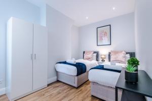 Postel nebo postele na pokoji v ubytování Spacious Contractor Liverpool House with 8 beds & Free Parking by PureStay - Short Lets & Serviced Accommodation