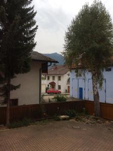 una casa con una valla y un coche en una entrada en Gästehaus Schrötter, en Lam