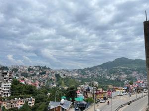 A general mountain view or a mountain view taken from a panziókat