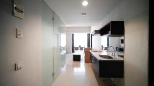 Kuchyň nebo kuchyňský kout v ubytování Cozy Stay 2BR at The Square Surabaya Apartment By Travelio