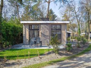 Zahrada ubytování Luxury Chalet in Woods with Terrace