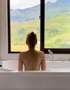 Nespecifikovaný výhled na hory nebo výhled na hory při pohledu z hotelu