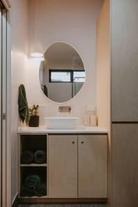 美洲河Essence Kangaroo Island - Tiny home American River的带水槽和镜子的浴室 更多31张照片