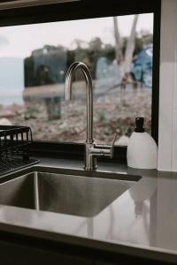 美洲河Essence Kangaroo Island - Tiny home American River的带窗户的厨房内的盥洗盆