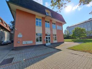 budynek na ulicy z chodnikiem w obiekcie Vzdělávací Středisko a Hotel w mieście Varnsdorf +16 zdjęć
