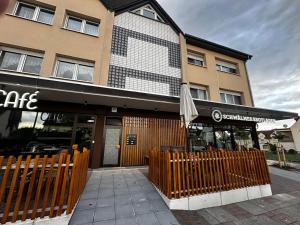 una caffetteria con recinzione di fronte a un edificio di Ferienwohnung Mia a Niestetal