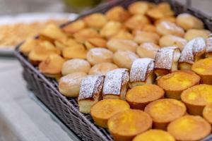 Dos cestas de donas con azúcar glas encima en Hotel Italo, en Madonna di Campiglio 86 fotos más