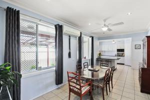 O bucătărie sau chicinetă la Anzac Cottage