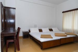 Hotel Swagath客房内的一张或多张床位