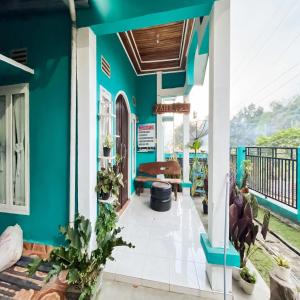Balkón nebo terasa v ubytování Homestay Zahra Syariah Gunung Dempo Mitra RedDoorz + 16 fotografií