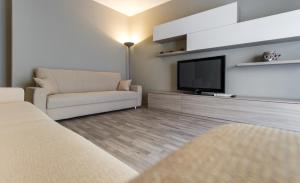 Televízia a/alebo spoločenská miestnosť v ubytovaní Cardinal massaia venice apartment