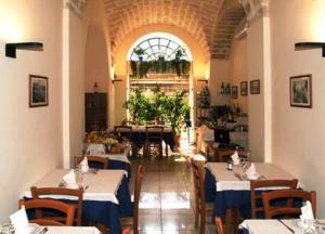 Reštaurácia alebo iné gastronomické zariadenie v ubytovaní Hotel Adria