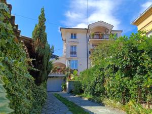 una grande casa bianca con balcone di Vila Sentić a Vranje