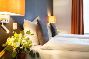 Ліжко або ліжка в номері Hotel du Commerce