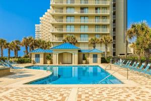 una piscina frente a un edificio alto en Bluewater 1501, en Orange Beach