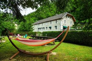 Taman di luar Privatisez un ancien hôtel Gîte de groupe La Truite d Or au bord de la rivière