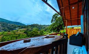 埃拉Ella Lovers View Cabins的房屋阳台的大木桌