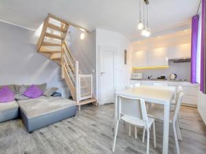 卡尔帕奇Domek i Apartament Marion的带桌子和楼梯的客厅