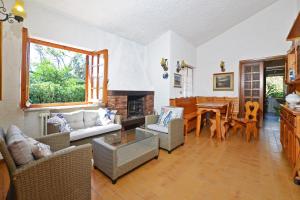 Una sala de estar con chimenea y una mesa. en Villino Saline - Happy Rentals, en Orbetello