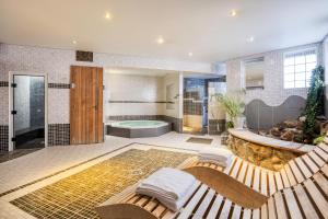 Зображення з фотогалереї помешкання Hotel du Commerce у місті Уффаліз