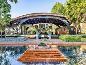 杭东Veranda High Resort Chiang Mai - MGallery Collection的建筑物前有喷泉的游泳池