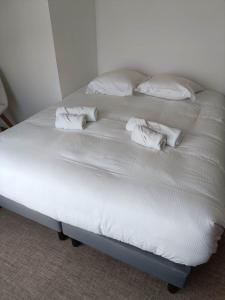 Кровать или кровати в номере Logis- Hôtel de la Baie de Wissant & Appartements