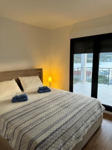 ein Schlafzimmer mit einem Bett, auf dem zwei Handtücher liegen in der Unterkunft Apartman Vitanov in Vinišće