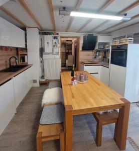 Kuchyň nebo kuchyňský kout v ubytování Ferienhaus Nr 2 - Das kleine Haus im Haus + 39 fotografií
