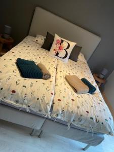 A bed or beds in a room at B&B De Notelaar