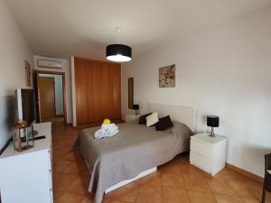 een slaapkamer met een bed in een kamer bij 4D Terrace A - Casas & Papeis in Armação de Pêra +21 foto's