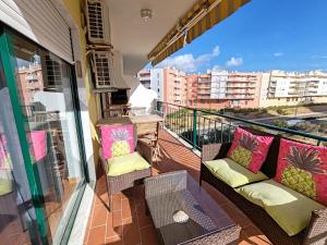 een balkon met twee stoelen en een tafel bij 4D Terrace A - Casas & Papeis in Armação de Pêra