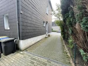 un vicolo di mattoni vicino a un edificio con un bidone della spazzatura di Monteursunterkunft Mühlenstraße 46, Recklinghausen a Recklinghausen